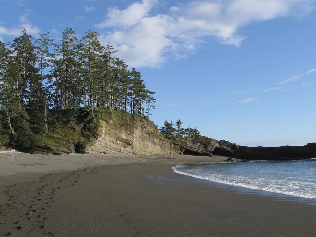 The Bamfield Motel Salmon Beach Exterior foto