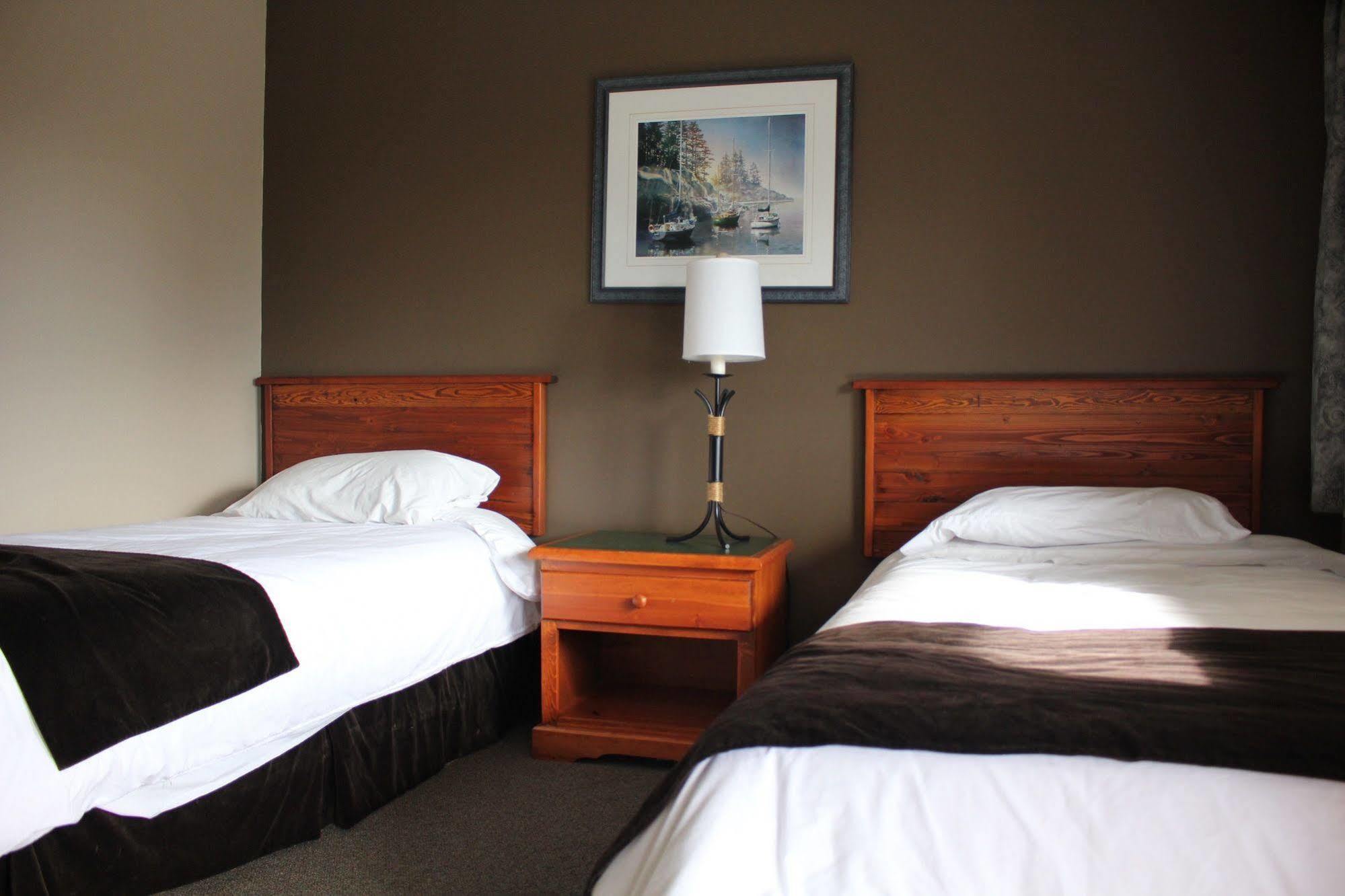 The Bamfield Motel Salmon Beach Exterior foto